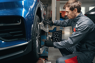 Computerized four-wheel wheel alignment service
